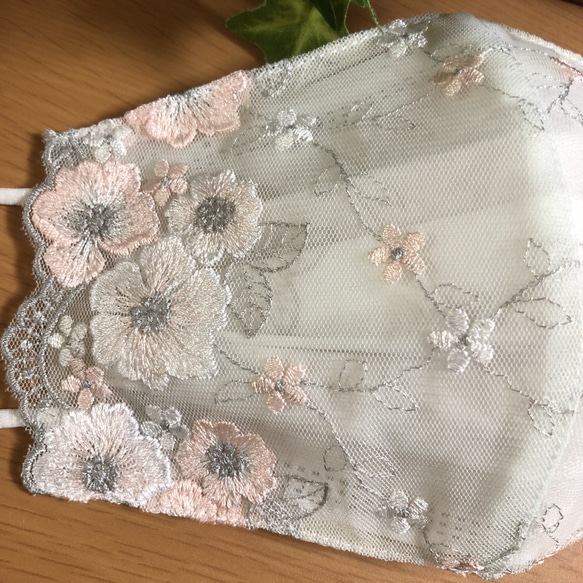 ラスト☆130 不織布マスクカバー  サーモンピンク&ホワイト花✨刺繍✨チュールレース　肌面シルク 2枚目の画像