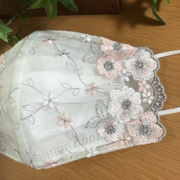 ラスト☆130 不織布マスクカバー  サーモンピンク&ホワイト花✨刺繍✨チュールレース　肌面シルク 3枚目の画像