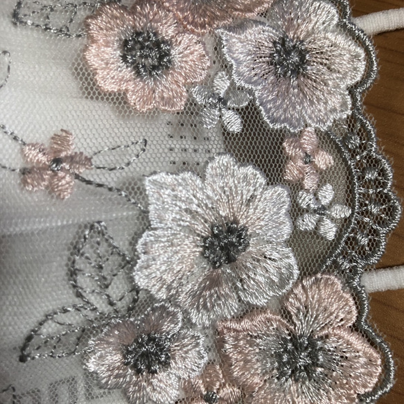 ラスト☆130 不織布マスクカバー  サーモンピンク&ホワイト花✨刺繍✨チュールレース　肌面シルク 4枚目の画像