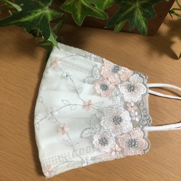 ラスト☆130 不織布マスクカバー  サーモンピンク&ホワイト花✨刺繍✨チュールレース　肌面シルク 5枚目の画像