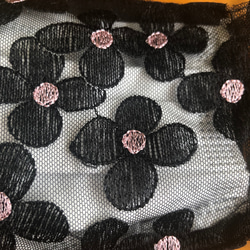 ☆167 ツーウェイ 不織布マスクカバー  黒総柄花刺繍✨チュールレース肌面シルク 3枚目の画像