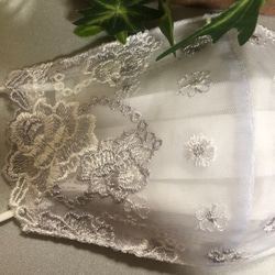 ☆202 不織布マスクカバー  ホワイト&銀糸刺繍チュールレース✨肌面高級シルク 2枚目の画像