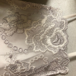 ☆202 不織布マスクカバー  ホワイト&銀糸刺繍チュールレース✨肌面高級シルク 3枚目の画像