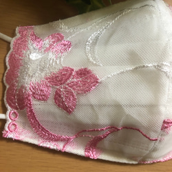 215  不織布マスクカバー　ピンク豪華刺繍チュールレース　肌面✨高級シルク 2枚目の画像