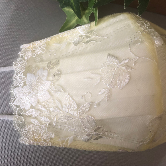 227 不織布マスクカバー　ホワイト刺繍薄いイエローチュールレース　肌面✨高級シルク 3枚目の画像