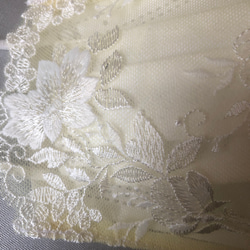 227 不織布マスクカバー　ホワイト刺繍薄いイエローチュールレース　肌面✨高級シルク 5枚目の画像