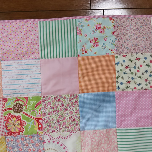 優しい色合いのパッチワークベビーキルト 雑貨・その他 mittie