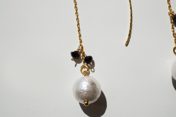Noir et blanc Cotton Pearl Elégant earrings 第4張的照片