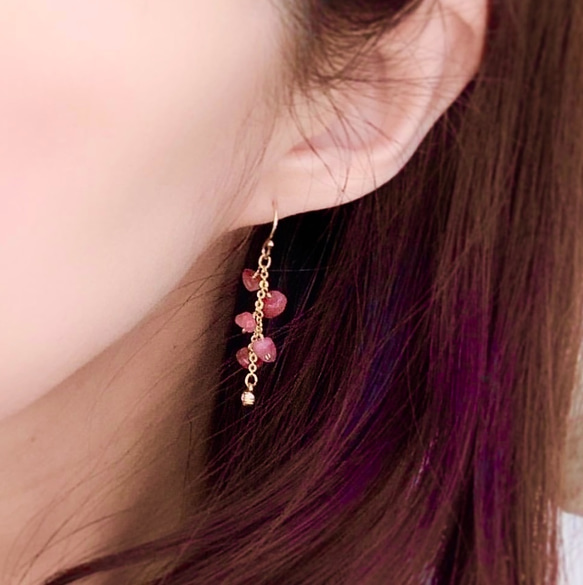 ピンクトルマリン原石のナチュラルピアス Pink Tourmaline Natural earrings  P0073 2枚目の画像