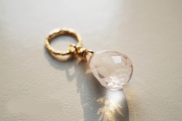 ローズクォーツアミュレットチャーム Rose Quartz Amulet Charm（14kgf） T0009 1枚目の画像