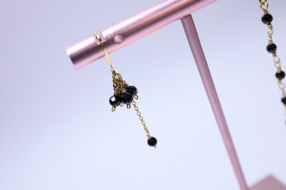 【18K変更可】黒鳥/宝石質ブラックスピネルピアス　Black Swan Spinel P0088 5枚目の画像