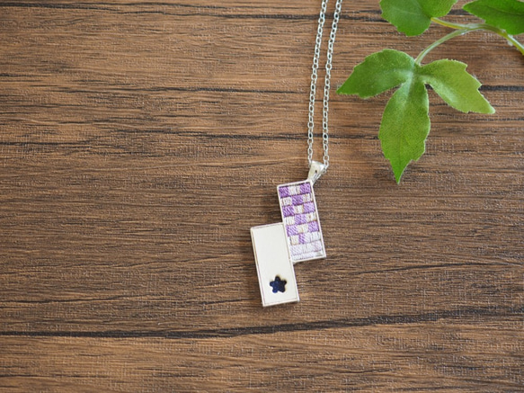 本革と絽刺しのペンダント（千鳥格子・紫） 1枚目の画像