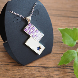 本革と絽刺しのペンダント（千鳥格子・紫） 2枚目の画像