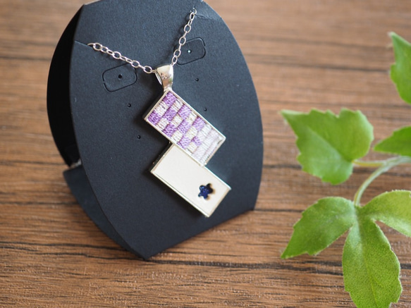 本革と絽刺しのペンダント（千鳥格子・紫） 2枚目の画像