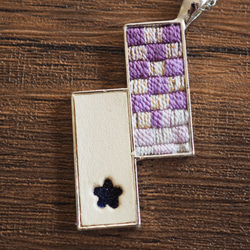 本革と絽刺しのペンダント（千鳥格子・紫） 3枚目の画像