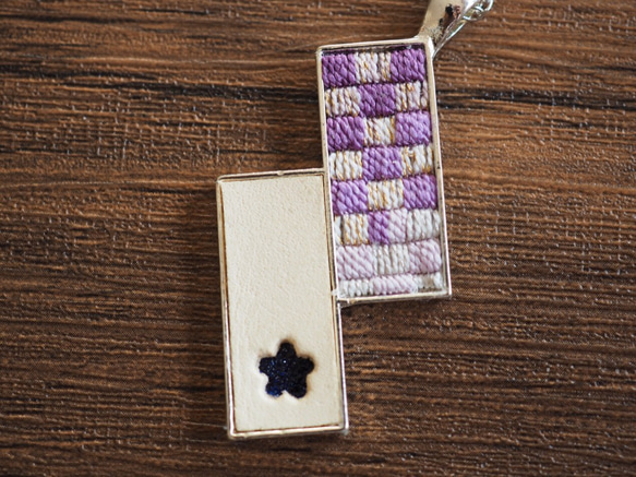 本革と絽刺しのペンダント（千鳥格子・紫） 3枚目の画像