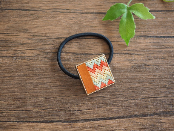 本革と絽刺しのヘアゴム（山路・橙） 1枚目の画像