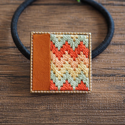 本革と絽刺しのヘアゴム（山路・橙） 2枚目の画像