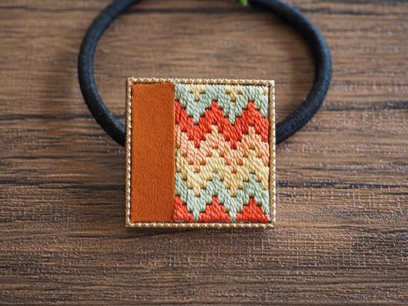 本革と絽刺しのヘアゴム（山路・橙） 2枚目の画像