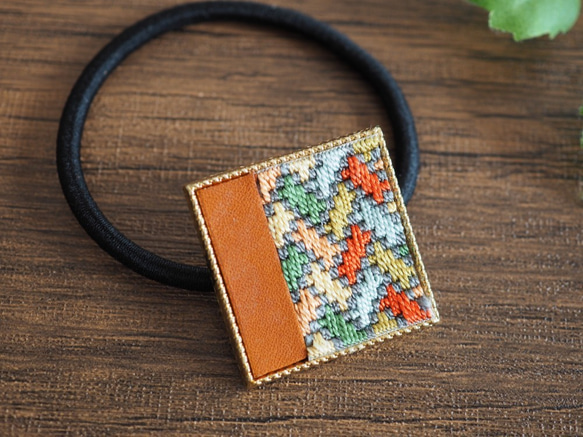 本革と絽刺しのヘアゴム（檜垣・萌ゆ） 1枚目の画像