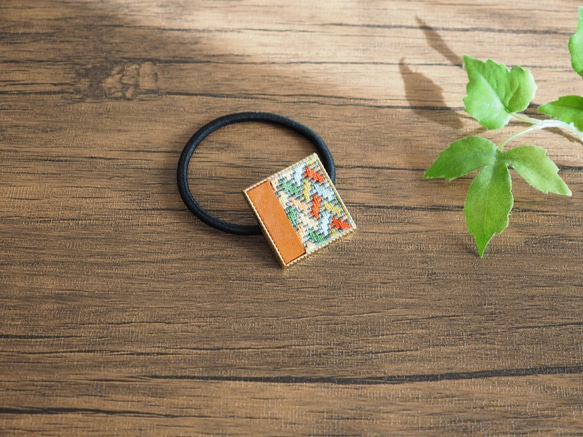 本革と絽刺しのヘアゴム（檜垣・萌ゆ） 2枚目の画像