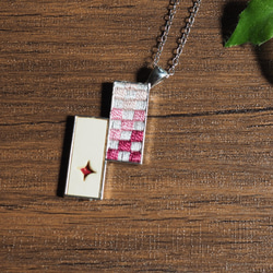 本革と絽刺しのペンダント（千鳥格子・ピンク） 1枚目の画像