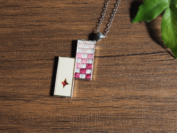 本革と絽刺しのペンダント（千鳥格子・ピンク） 1枚目の画像