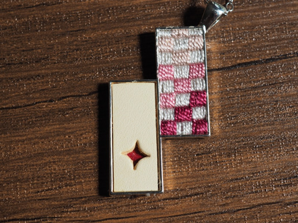 本革と絽刺しのペンダント（千鳥格子・ピンク） 2枚目の画像