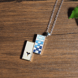 本革と絽刺しのペンダント（千鳥格子・青） 1枚目の画像