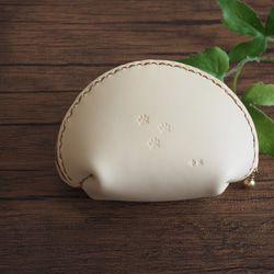 本革と絽刺しのコインケース・白色レザー（伸び猫） 2枚目の画像