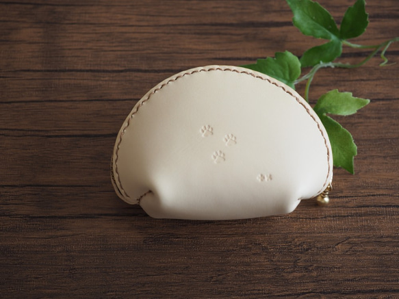 本革と絽刺しのコインケース・白色レザー（伸び猫） 2枚目の画像