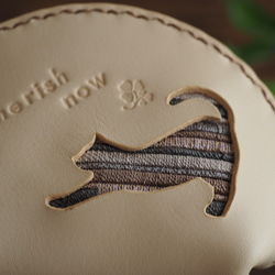 本革と絽刺しのコインケース・白色レザー（伸び猫） 3枚目の画像