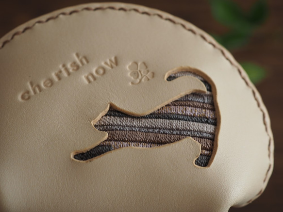 本革と絽刺しのコインケース・白色レザー（伸び猫） 3枚目の画像