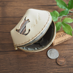 本革と絽刺しのコインケース・白色レザー（伸び猫） 4枚目の画像