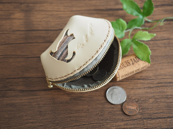 本革と絽刺しのコインケース・白色レザー（伸び猫） 4枚目の画像