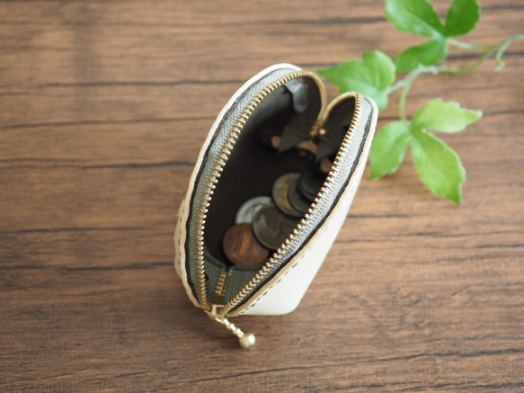 本革と絽刺しのコインケース・白色レザー（伸び猫） 5枚目の画像