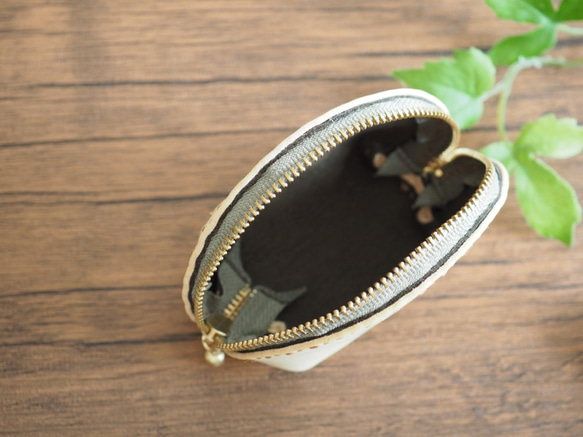 本革と絽刺しのコインケース・白色レザー（伸び猫） 6枚目の画像