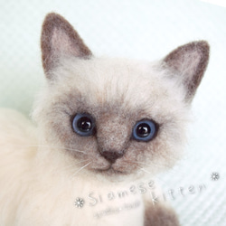 羊毛フェルト　猫　スフィンクス座りのサバトラ猫ちゃん 羊毛フェルト 猫 スフィンクス座りのサバトラ猫ちゃん