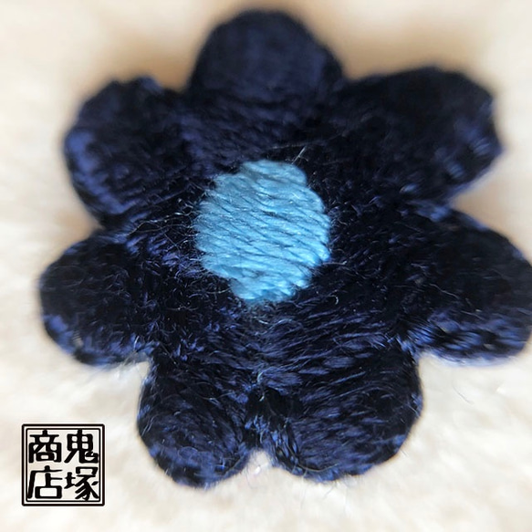 ほっこり刺繍のお花アップリケ　ブルー 2枚目の画像