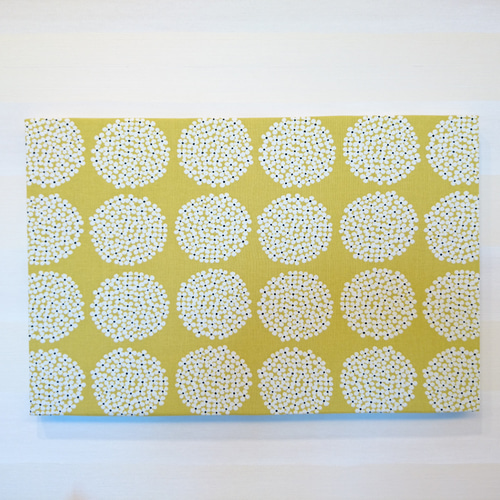ホワイトフラワー（イエロー）のファブリックパネル 45cm×30cm