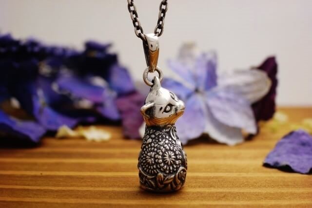 見返り美猫　ペンダント　/　松竹梅菊の縁起の良い植物が装飾された猫のペンダント