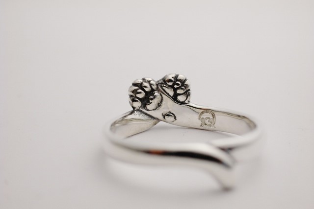 ムギュっとハグリング　【Bastet】　ネコの肉球がたまらないシルバーリング