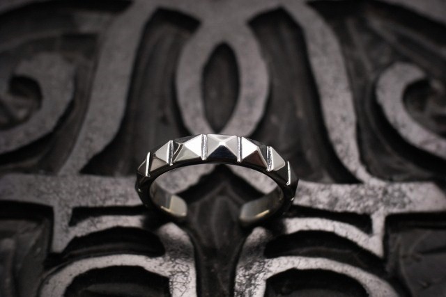 テトラゴン　イヤーカフ　/　ピラミッド型スタッズシルバーイヤーカフ