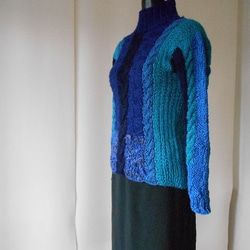 ブルー系ボップル糸の多色使い模様編みセーター 2枚目の画像