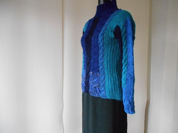 ブルー系ボップル糸の多色使い模様編みセーター 2枚目の画像