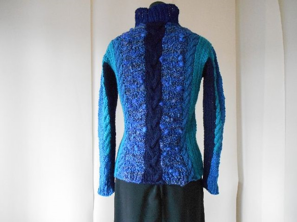ブルー系ボップル糸の多色使い模様編みセーター 3枚目の画像