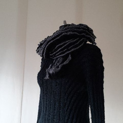 黒のボップル糸とグレーの変わり糸のストール 2枚目の画像