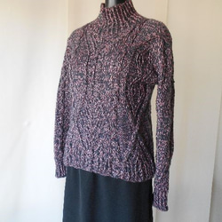 チャコールグレーとピンクの模様編みセーター 2枚目の画像