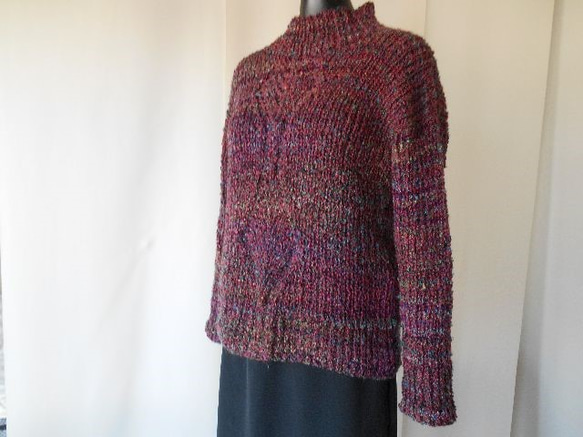 ワイン色の模様編みセーター 2枚目の画像
