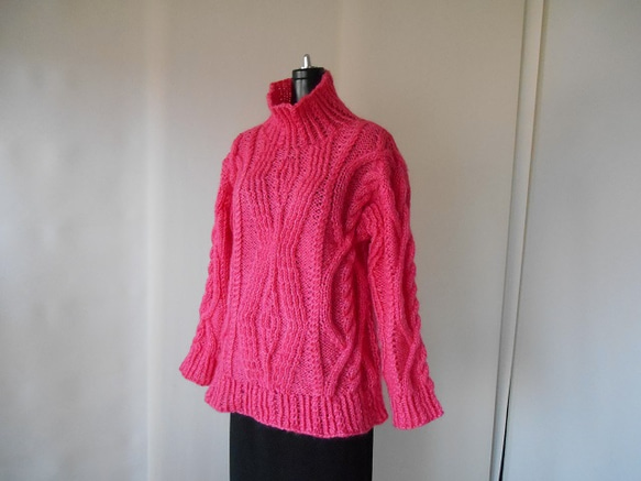 ローズピンクモヘアの模様編みセーター 2枚目の画像